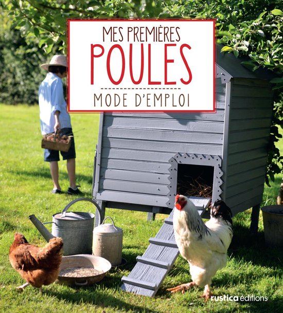 Een grijze kippenhok met een trapje. Een witte haan en een bruine kip staan ernaast op het gras. Een jongen met een hoed, schort en mand staat op de achtergrond. "Mes premières poules" (Mijn eerste kippen) staat in rode letters op een wit vlak.