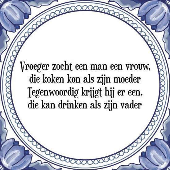 Foto: Tegeltje met spreuk tegeltjeswijsheid vroeger zocht een man een vrouw die koken kon als zijn moeder tegenwoordig krijgt hij er een die kan drinken als zijn vader kado verpakking plakhanger