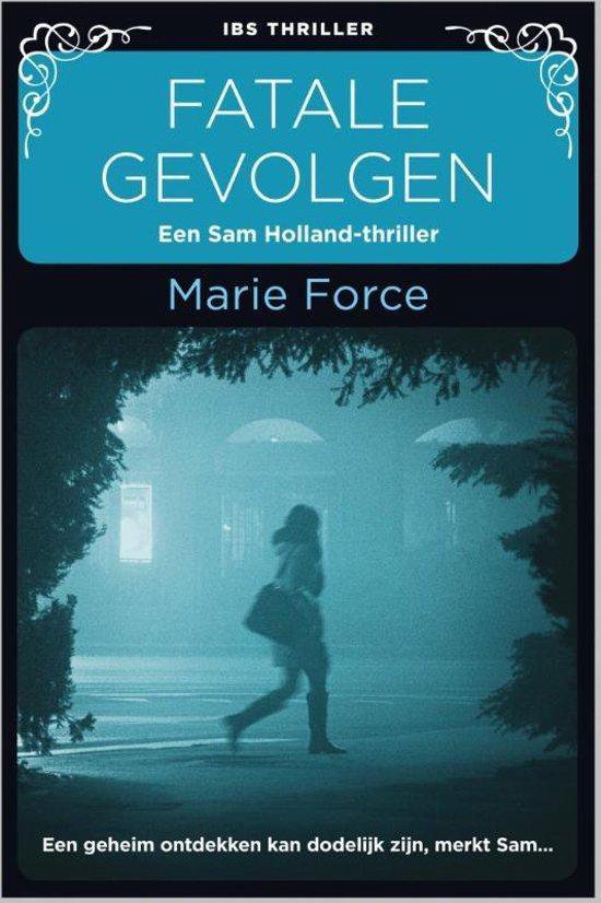 Boekcover met titel 'Fatale gevolgen' van Marie Force. Een vrouw loopt in de mist over straat.