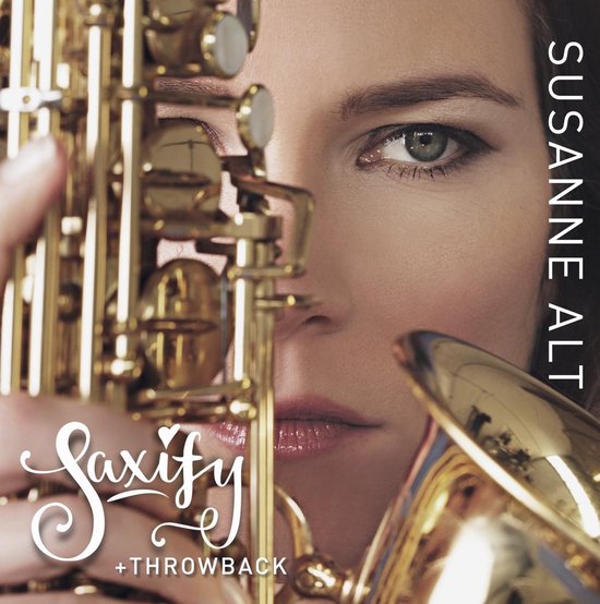 Close-up van vrouw met saxofoon, tekst 'SUSANNE ALT Saxify +Throwback'.