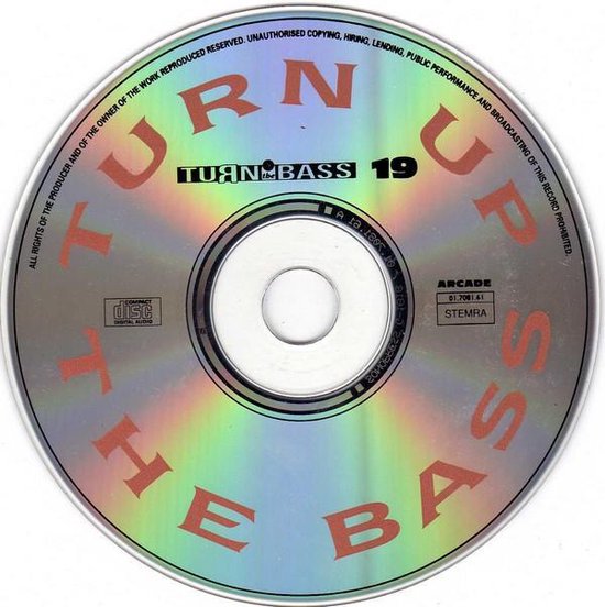CD met de tekst "TURN UP THE BASS 19" in een cirkel.
