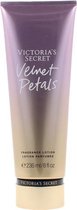 Vochtinbrengende Lotion Victoria's Secret Velvet Petals Body 236 ml)