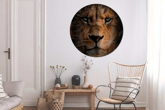 Wallpaper Circle - Vue de face d'une lionne dans la jungle - ⌀ 140 cm