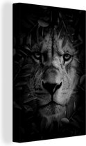 Canvas Schilderij Close-up van een leeuw met bladeren in de jungle - zwart wit - 20x30 cm - Wanddecoratie