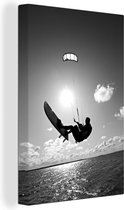 Canvas Schilderij Kitesurfende man op rustig water - zwart wit - 40x60 cm - Wanddecoratie