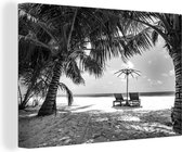 Tableau sur toile Chaises longues entre les palmiers sur une plage à Bali - noir et blanc - 60x40 cm - Décoration murale
