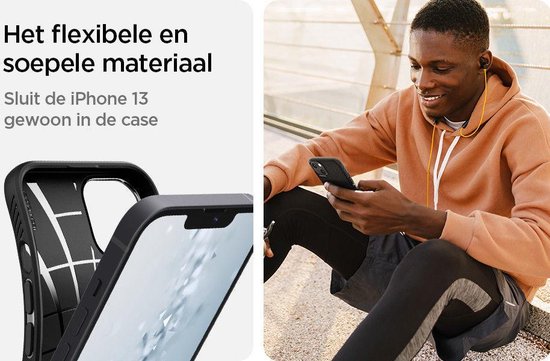 Man luistert naar muziek, houdt telefoon met hoesje vast. Flexibel en soepel materiaal.