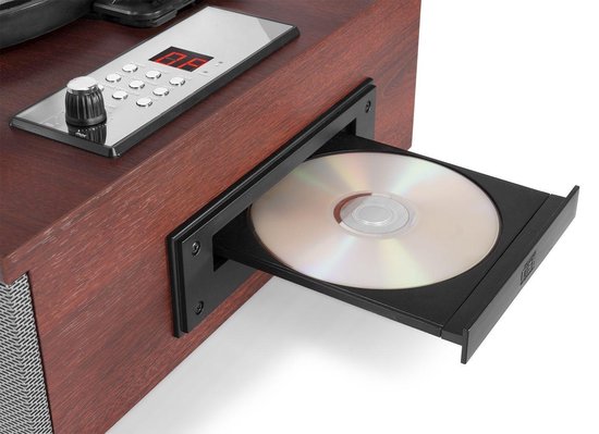 Houten platenspeler met uitgeschoven CD-lade en CD.