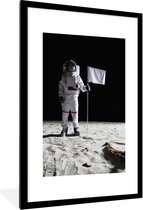 Photo dans le cadre - Un astronaute se tient à côté d'un drapeau blanc sur la lune Cadre photo noir avec passe-partout blanc grand 60x90 cm - Affiche dans le cadre (Décoration murale salon / chambre)
