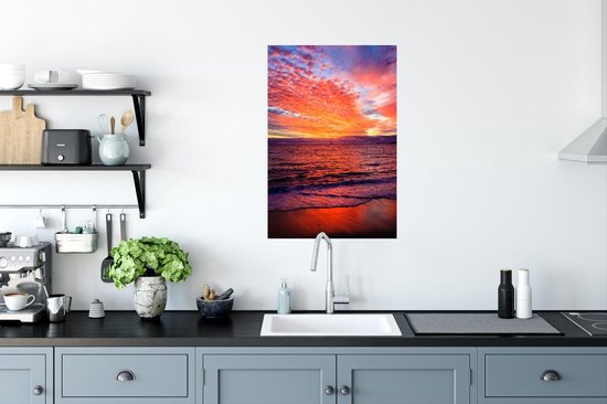 Le coucher de soleil colore le ciel rouge le long de la plage Poster 60x90 cm - Tirage photo sur Poster (décoration murale salon / chambre) / Poster Mer et lacs / Mer et plage