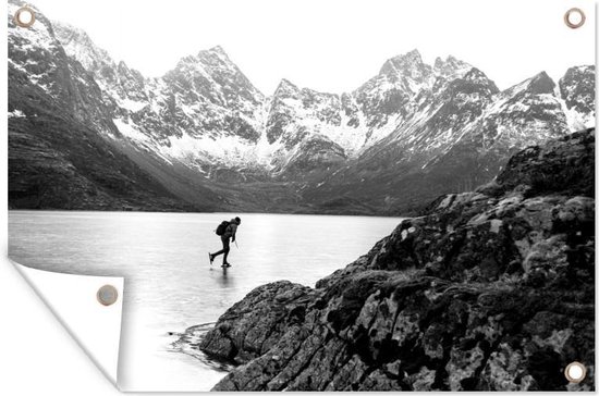 Schaatser in een winters landschap met bergen - zwart wit - Tuindoek