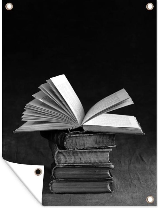 Stapel antieke boeken op een zwarte achtergrond - zwart wit