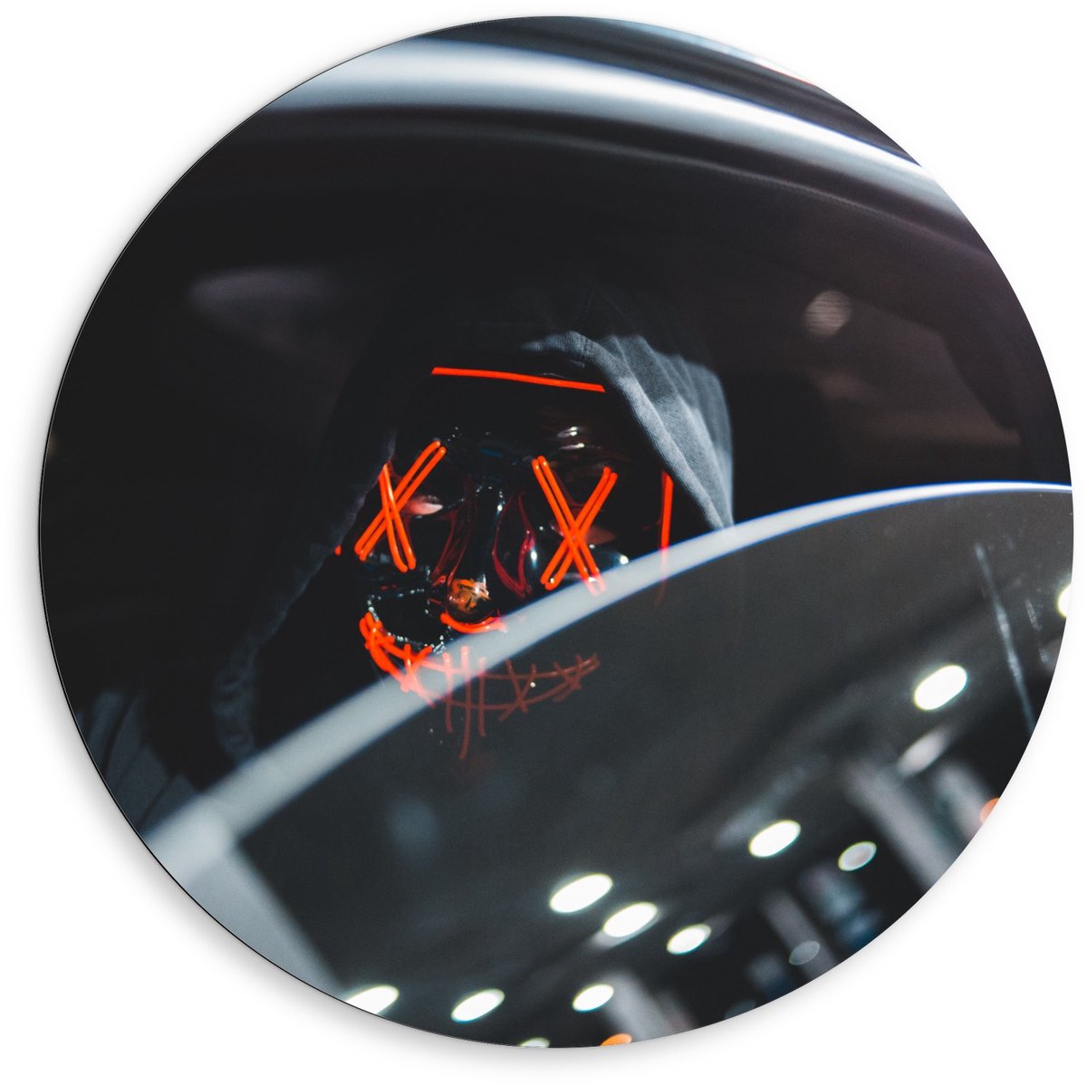 KuijsFotoprint Dibond Wandcirkel - Masker met Rood in de Auto - 80x80cm Foto op Aluminium Wandcirkel (met ophangsysteem)