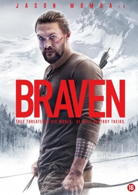 Jason Momoa met pijlen op zijn rug, met een tatoeage op zijn arm, en de tekst "BRAVEN".