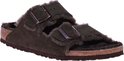 Donkerbruine Birkenstock Arizona pantoffels met twee gespen, met lammenvacht voering. Suède bovenwerk.