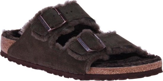 Donkerbruine Birkenstock Arizona pantoffels met twee gespen, met lammenvacht voering. Suède bovenwerk.