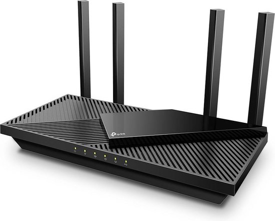 Zwarte TP-Link Archer AX55 router met 4 antennes, gezien vanuit een hoek met een gestreept design en LED-indicatoren.