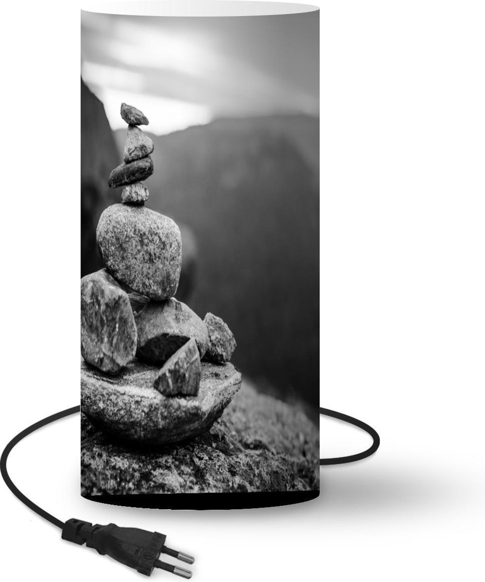 Lamp - Nachtlampje - Tafellamp slaapkamer - Balancerende stenen in Noorwegen - 33 cm hoog - Ø15.9 cm - Inclusief LED lamp
