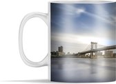 Mok - Een hangbrug bij de Amerikaansestad New York - 350 ml - Beker