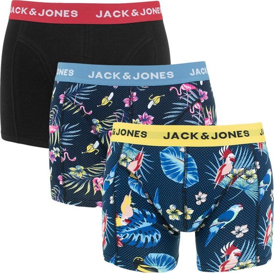 Drie JACK & JONES boxershorts. Eén met gele tailleband en papegaaienprint, één met blauwe tailleband en flamingo's, en één zwarte.