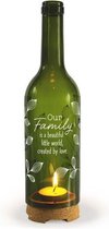 Wijnfles met waxinelichtje - "Our family is a beautiful little world, created by love" - In cadeauverpakking met gekleurd krullint