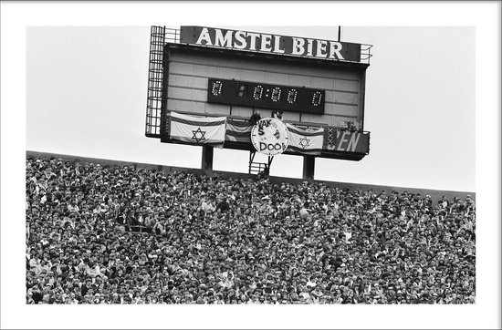 Walljar - Poster Feyenoord met lijst - Voetbal - Amsterdam - Eredivisie - Zwart wit - Poster Ajax met lijst - Voetbal - Amsterdam - Eredivisie - Zwart wit - AFC Ajax - Feyenoord '83 - 40 x 60 cm - 40 x 60 cm - Zwart wit poster met lijst