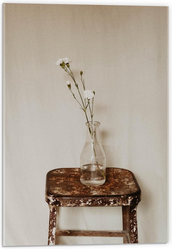 Acrylglas - Witte Bloemen In Vaas op Krukje - 40x60cm Foto op Acrylglas (Met Ophangsysteem)
