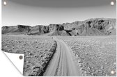 Muurdecoratie Zanderig pad in het Afrikaanse Namibië - zwart wit - 180x120 cm - Tuinposter - Tuindoek - Buitenposter