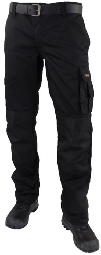 Zwarte werkbroek met kniestukken, riem en zakken. Gedragen met zwarte schoenen.
