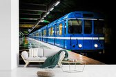 Behang - Fotobehang Donker metrostation met een blauwe trein - Breedte 420 cm x hoogte 280 cm