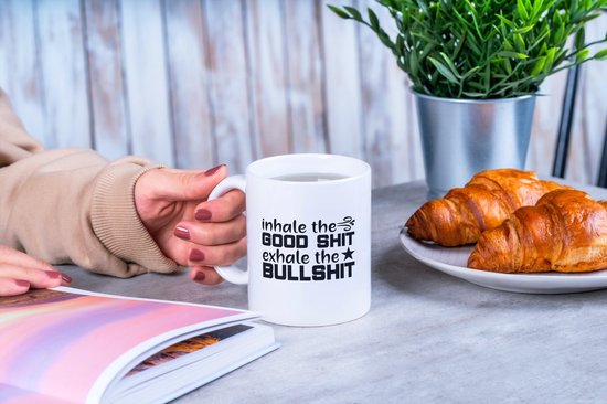 Mug avec texte : Inspirez la bonne merde, expirez la connerie | Mug drôle | Cadeaux drôles