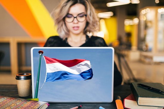 Autocollant pour ordinateur portable - 15,6 pouces - Drapeau des Nederland -Bas sur un mât sur fond de ciel bleu - 36x27,5cm - Autocollants pour ordinateur portable - Skin pour ordinateur portable - Housse