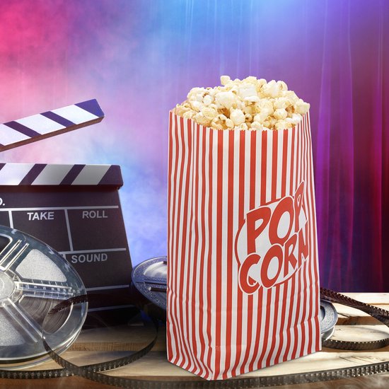 Popcornzakje met rode en witte strepen naast een filmklapper en filmrol.
