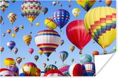 Hete luchtballons die in een blauwe hemel zweven Poster 180x120 cm - Foto print op Poster (wanddecoratie woonkamer / slaapkamer) / Voertuigen Poster XXL / Groot formaat!
