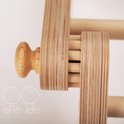 Detail van een houten knop en verbinding op een klimrek.