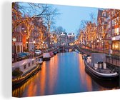 Canvas - Amsterdam - Water - Boot - Verlichting - Kerst - Architectuur -Woondecoratie - 150x100 cm - Canvas schilderij - Canvas doek