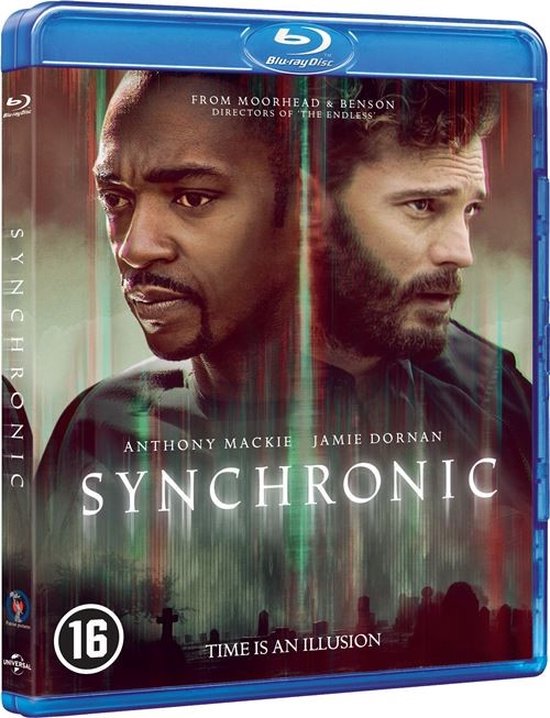 Blu-ray hoes van Synchronic, met de gezichten van Anthony Mackie en Jamie Dornan, met de tekst 'TIME IS AN ILLUSION'.