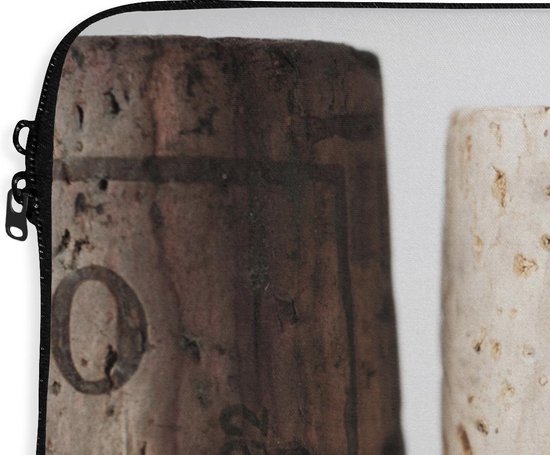 Housse ordinateur 13 pouces 34x24 cm - Liège - Housse Macbook & Laptop Quatre bouchons sur fond blanc - Housse ordinateur portable avec photo