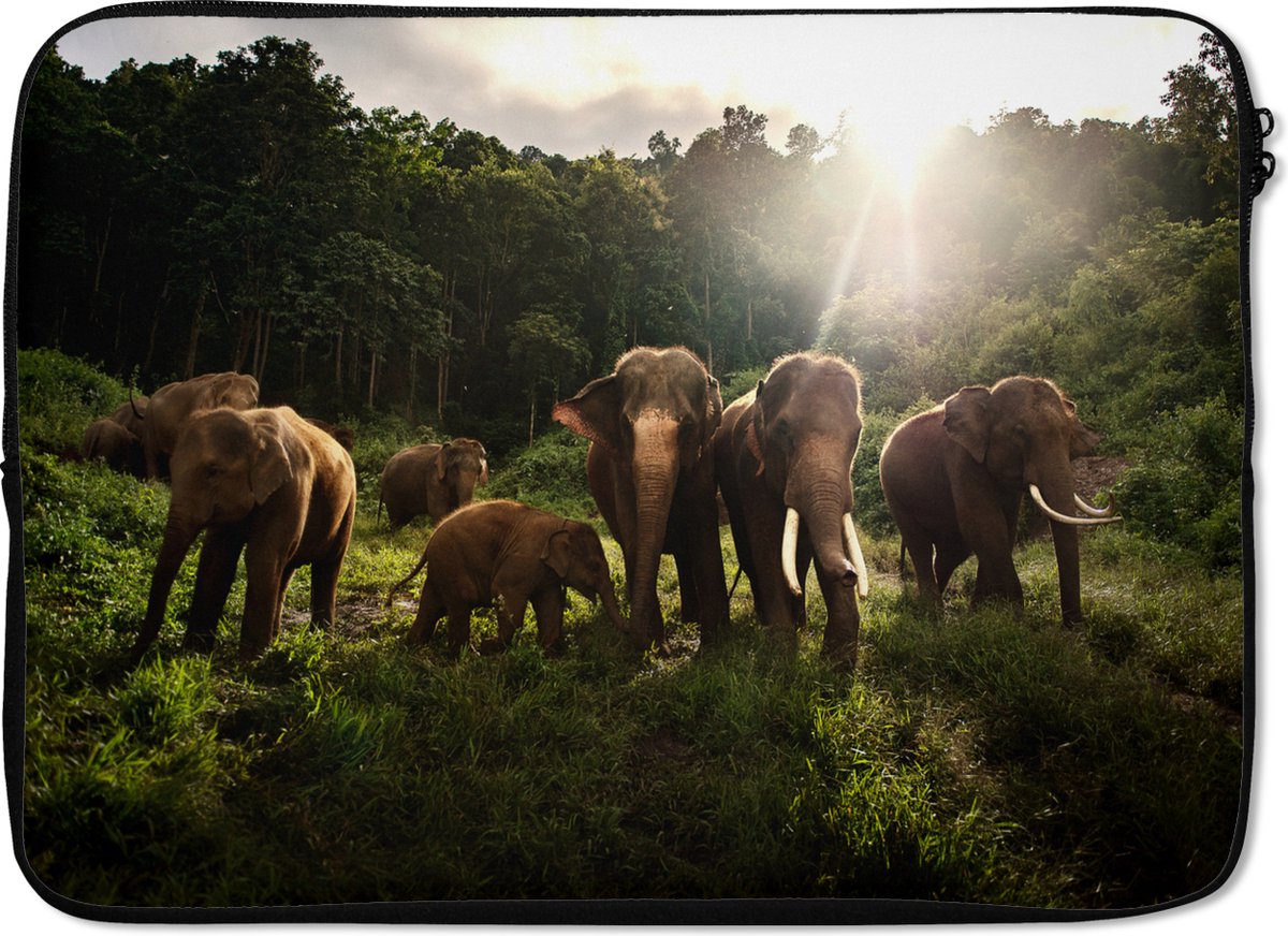 Laptophoes 13 inch 34x24 cm - Bosleven - Macbook & Laptop sleeve Olifanten in jungle - Laptop hoes met foto