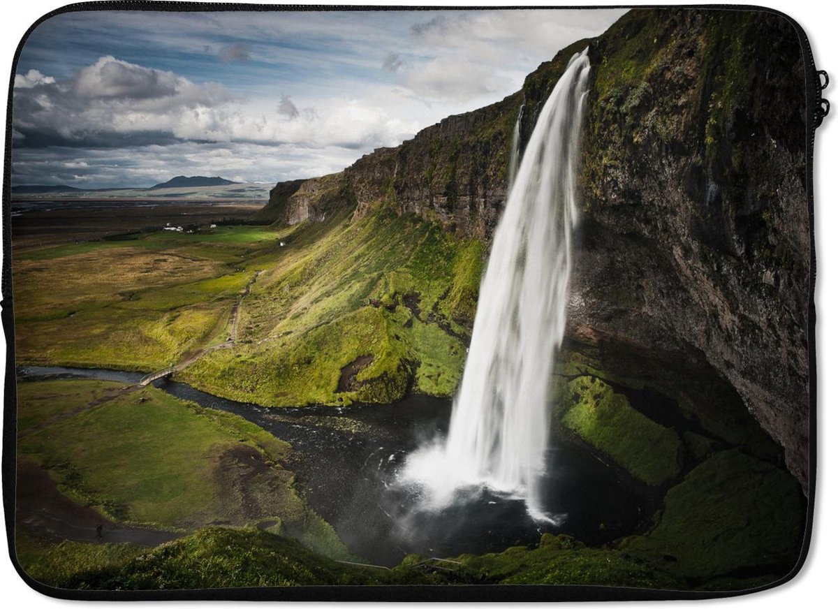 Laptophoes 14 inch - Waterval - Scandinavië - Bergen - Laptop sleeve - Binnenmaat 33x23 cm - Zwarte achterkant