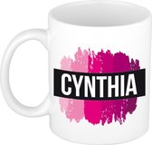 Cynthia  naam cadeau mok / beker met roze verfstrepen - Cadeau collega/ moederdag/ verjaardag of als persoonlijke mok werknemers