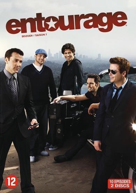 DVD-hoes van Entourage seizoen 7 met vijf mannen in pak, bij een auto, met stad op achtergrond.