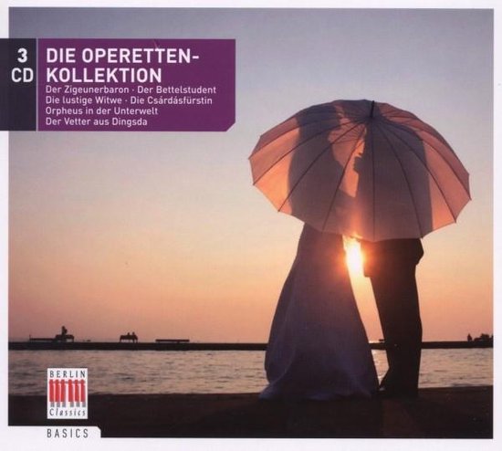 Bruidspaar met paraplu bij zonsondergang aan zee. Titel: DIE OPERETTEN-KOLLEKTION.