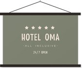 Posterhanger incl. Poster 60x40 cm - Schoolplaat - Hotel oma all inclusive 24/7 open - Quotes - Oma - Spreuken - Textielposter - Zwarte latten