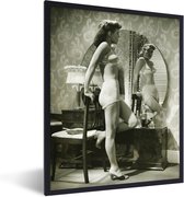 Fotolijst incl. Poster - Vrouw in lingerie staat voor de spiegel - 60x80 cm - Posterlijst