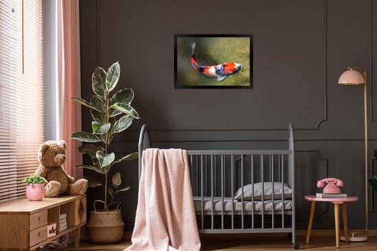 Fotolijst incl. Poster - Een koi karper op de bodem van een vijver - 60x40 cm - Posterlijst