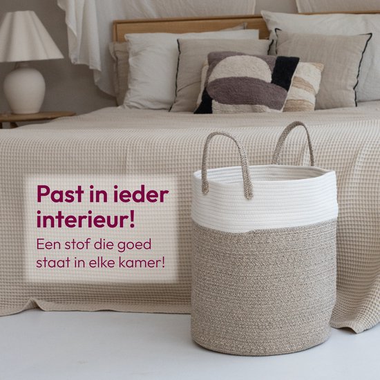 Ronde mand van gevlochten katoen met beige en witte banden en handvatten, tekst: Past in ieder interieur!