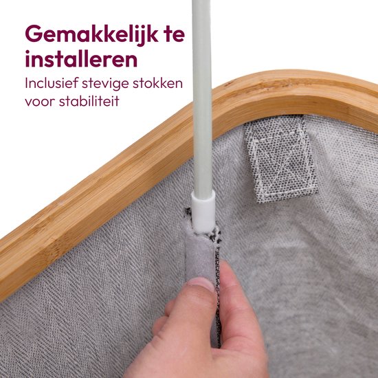 Grijze wasmand met bamboe frame. Tekst: Gemakkelijk te installeren, Inclusief stevige stokken voor stabiliteit.