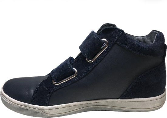 Donkerblauwe leren sneaker met suède accenten, twee klittenbandsluitingen en een grijze zool.