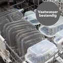 Transparante bakjes met grijze deksels in een vaatwasser. Tekst: 'Vaatwasser bestendig'.